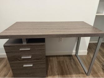 Modern Office Desk with 3 Drawers – Excellent Condition