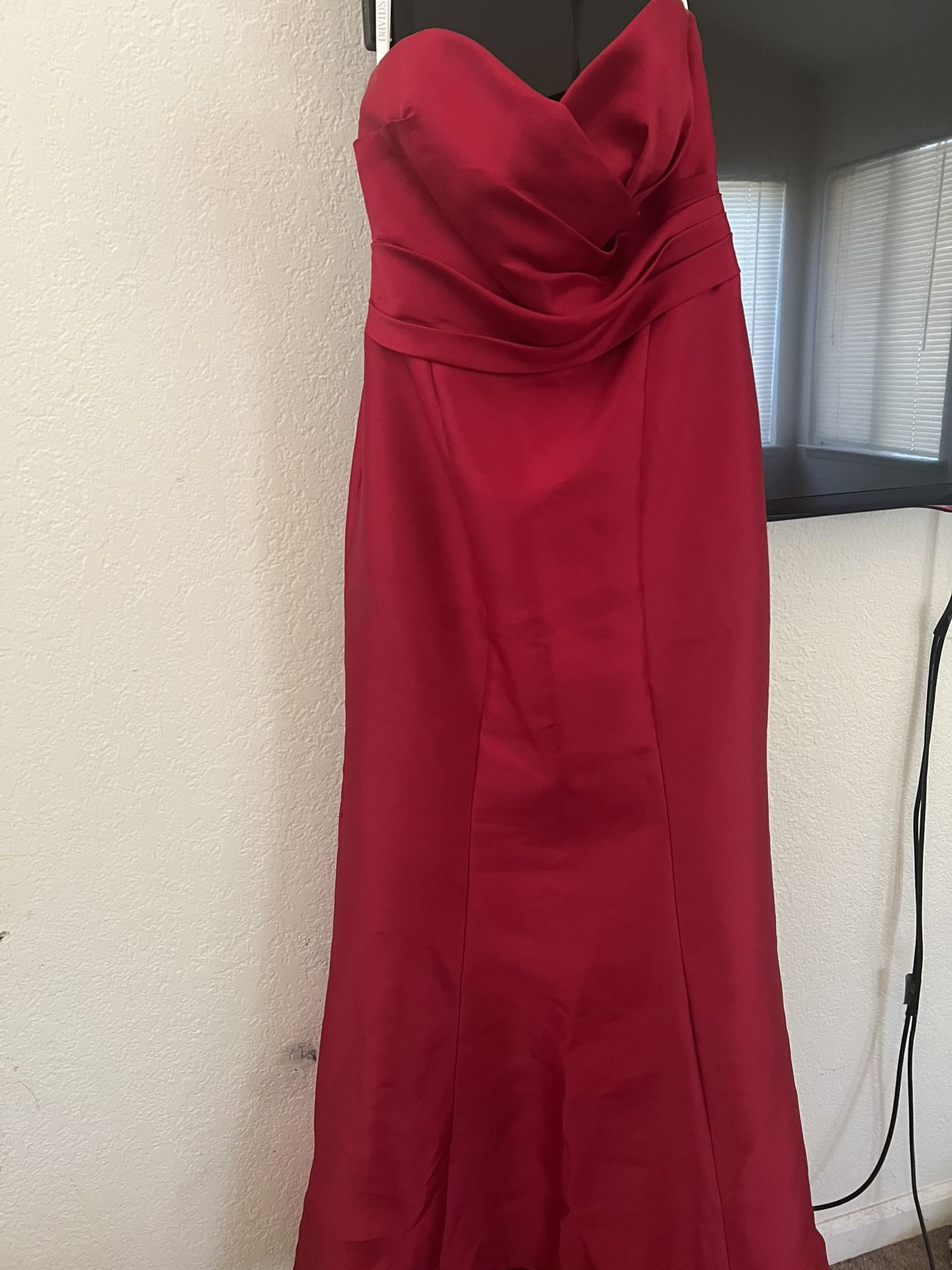 🌹 Elegant Red Bridesmaid Dress – Size 8 🌹