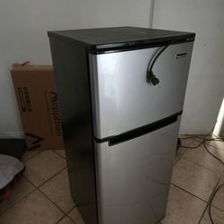 mini fridge Magic Chef / Fridge/ Refrigerator / Freezer