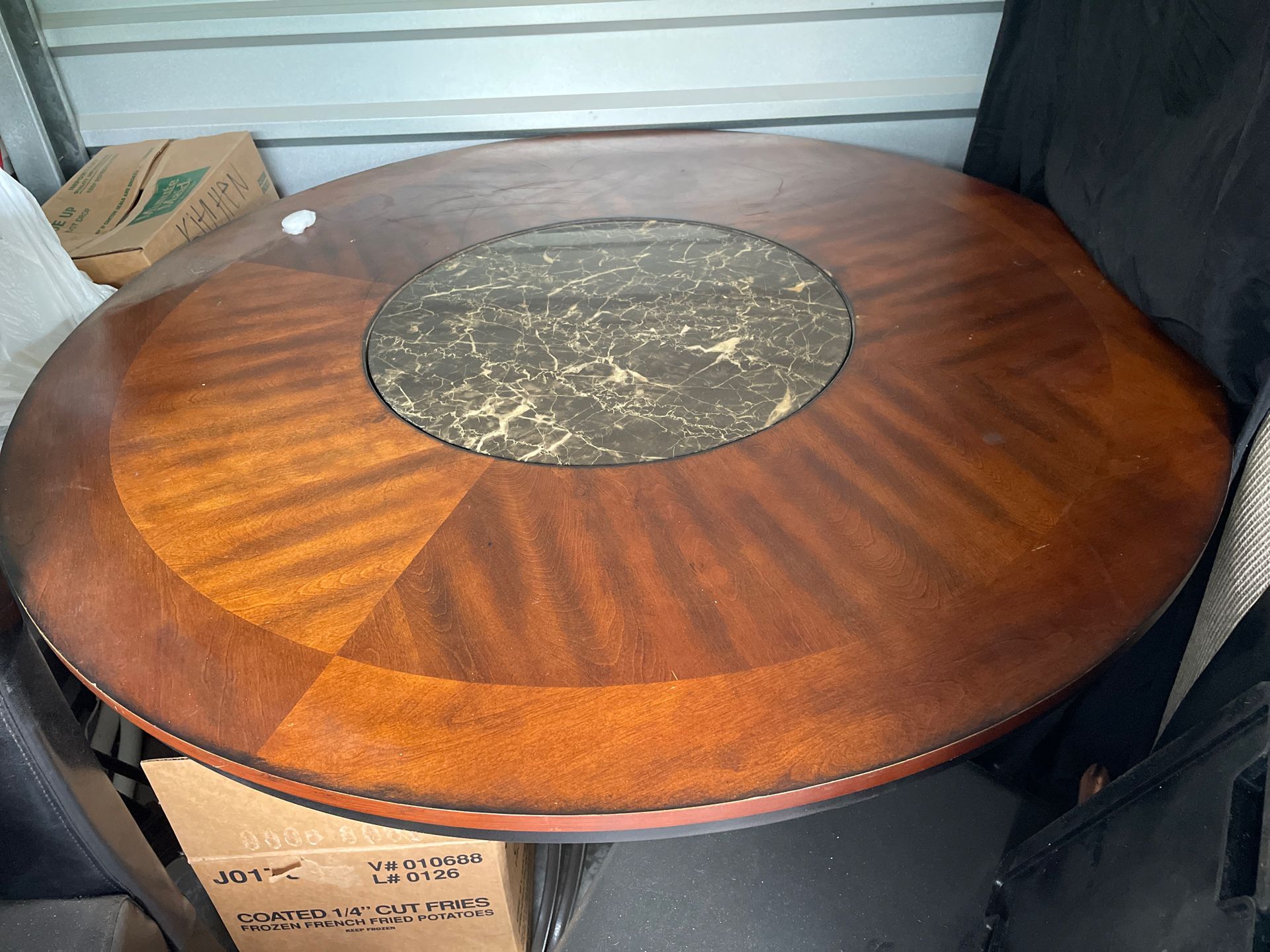 Round table with four chairs spinning marble in the middle