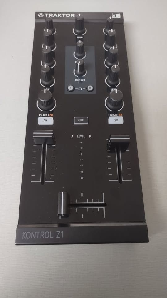 Like new Traktor KONTROL Z1 2 CHANNEL DJ CONTROLLER COMES WITH USB CABLE