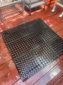 black rubber interlocking anti-fatigue drainage mats