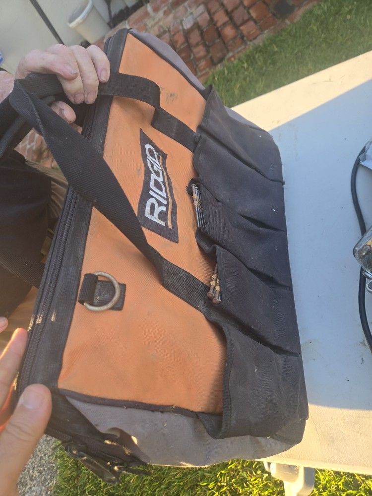 2 RIDGID FINISH NAILEE ONE BIG SIZE WITH BAG AND OTHER ONE SMALLER WITH HARD CASE