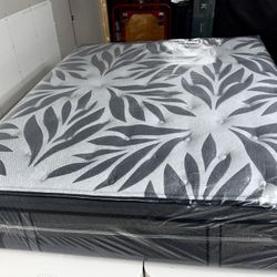 Queen mattress SEALY posturepedic 14 inches (mattress only)like new condition   Never slept on/// this mattress is from display store     Available fo