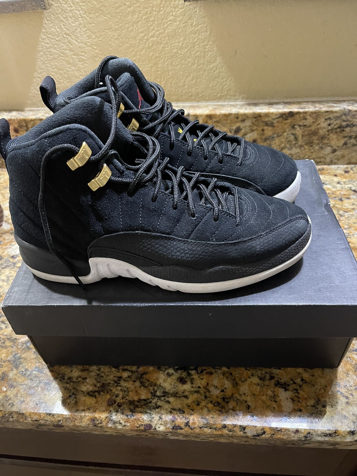 AIR JORDAN 12 RETRO (GS) BLACK/BLACK-WHITE-TAXI NOIR/BLANC/TAXI/NOIR SIDE= 6/ 5Y