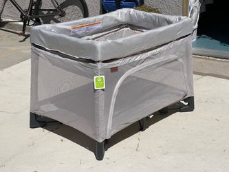 Uppababy Pack-and-Play Travel Crib + playpen