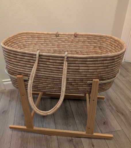 Design Dua Moses Basket With Rocking Stand