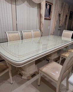 Dining table with 8 chairs and glass top