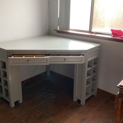 Corner high-quality table