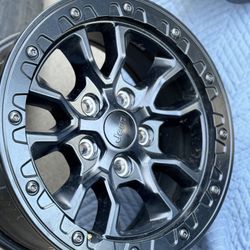 17–Inch x 7.5–Inch Black Beadlock–Capable Wheels