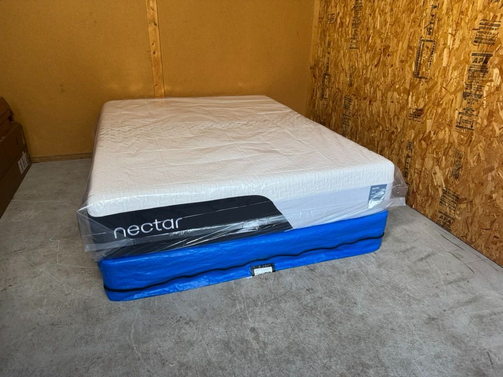 QUEEN Nectar Classic Memory Foam Mattress - Like New 
