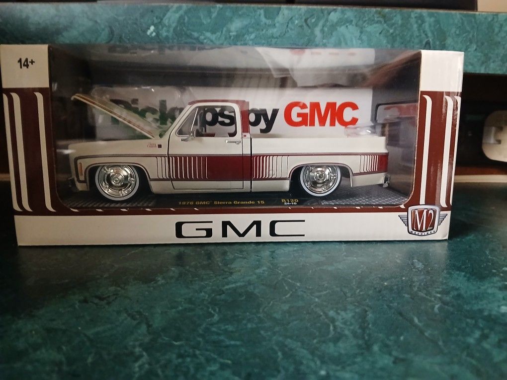 Toy Die-Cast 1:24 Scale Truck