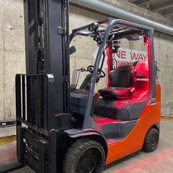 TOYOTA M8 forklift , latest model 5500 lb, 3 stage, side shift , fork positioner 