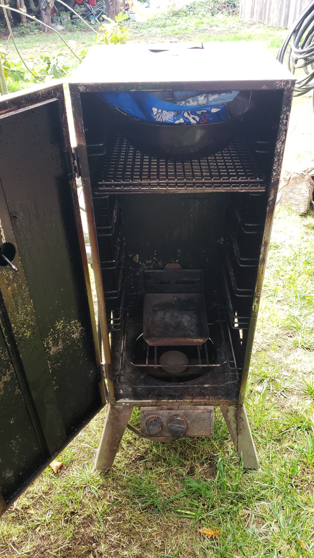 Great Outdoors Smoky Mountain Series Propane Smoker for Sale in Federal