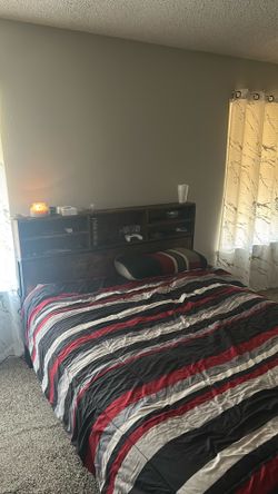 Queen size wood grain bed frame
