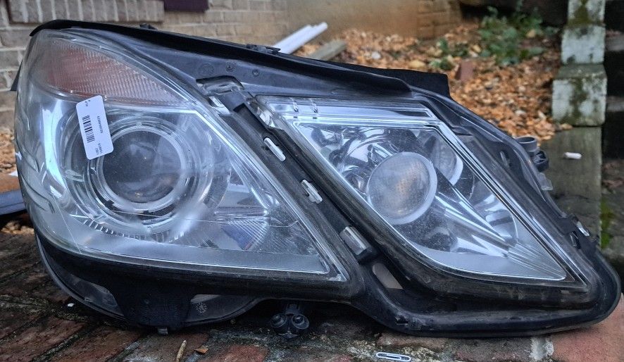 2010-2013 Mercedes E Class E350, E320, E300 W212 BiXenon Right Headlight With Ballast. TESTED AND WORKING. One Broken Tab.