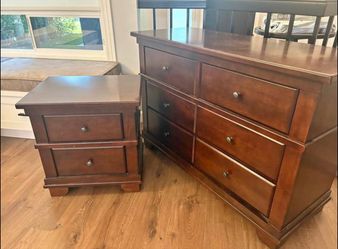 Beautiful 6 Drawer Dresser And 2 Drawer Nightstand Set ( Can Be Sold Separate )