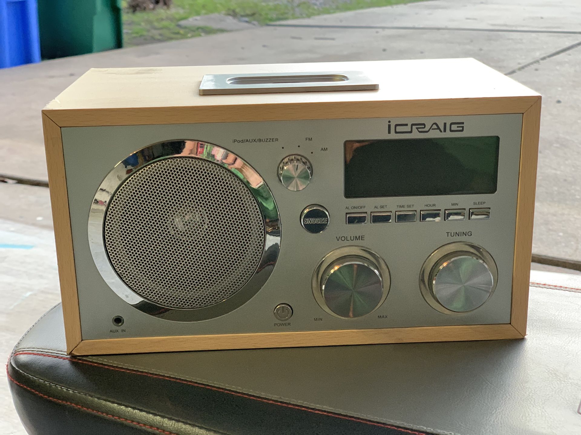 Craig Electronics CMA3036 Retro iPod Alarm Clock Radio for Sale in