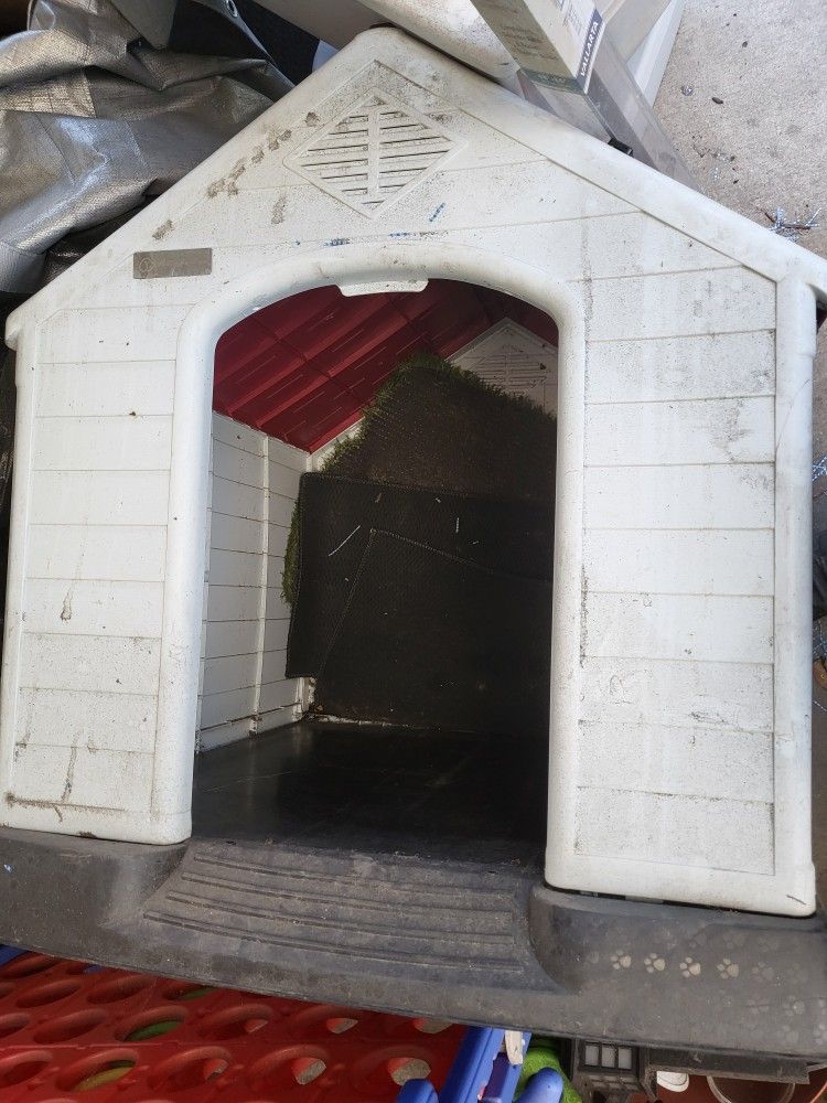 large  durable dog house 