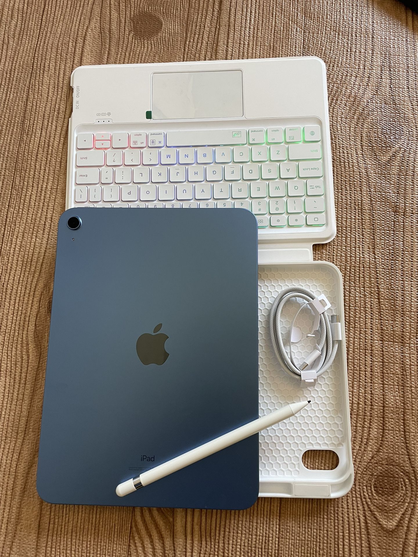 Apple iPad 10th Generation 256GB With Keyboard case and Pencil
