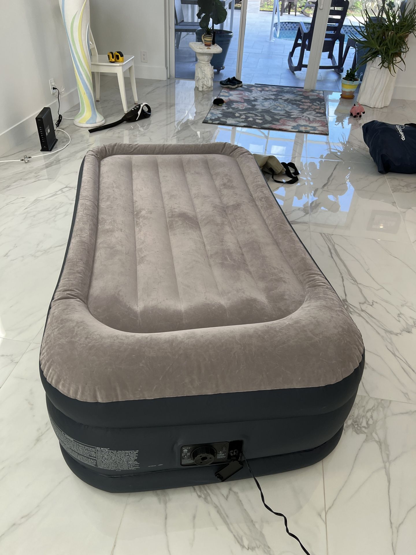 Twin Deluxe Airbed W/ Built In Pump
