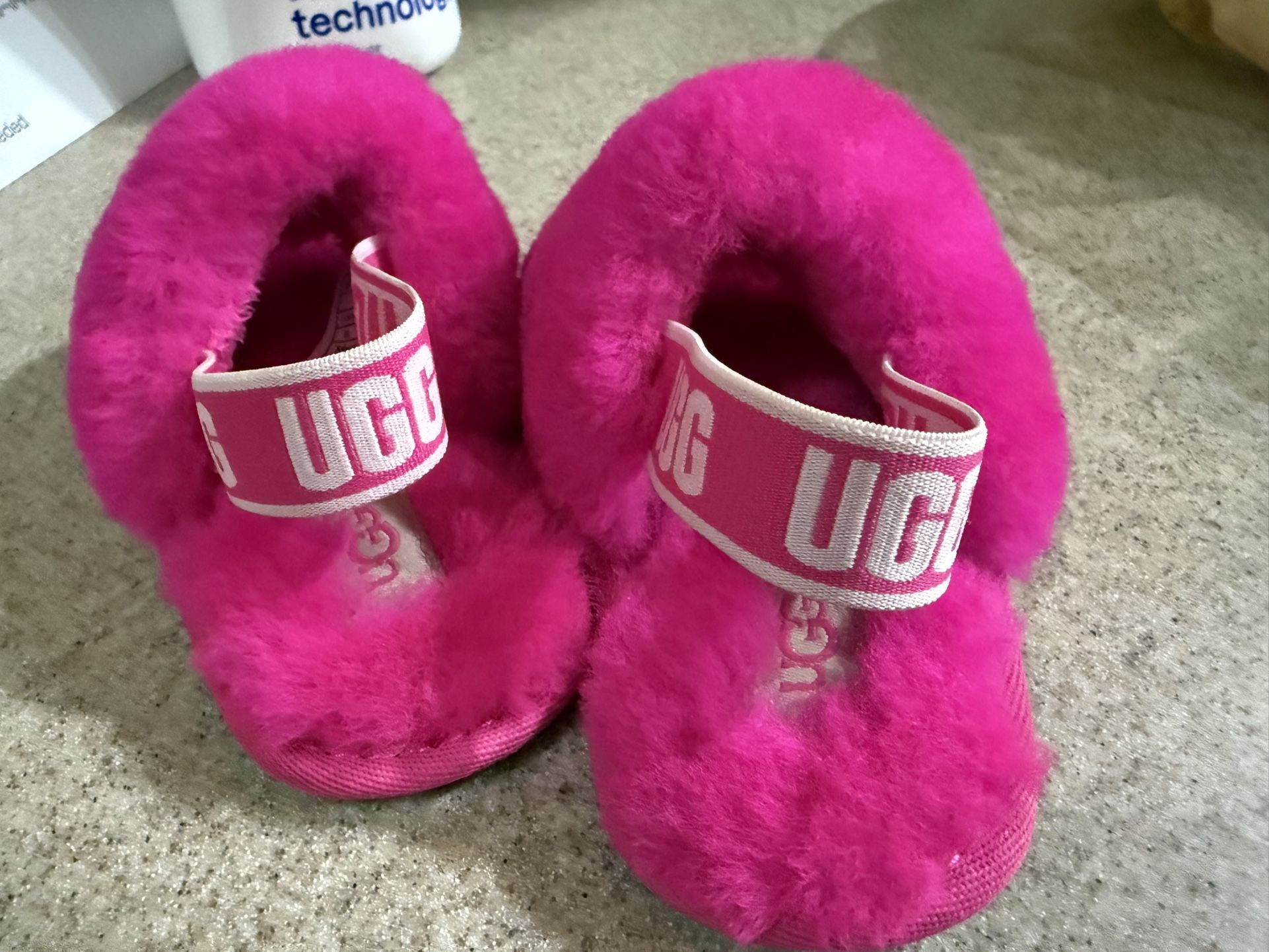 UGG Toddler/Childs Slipper Shoes Size 6, Pink