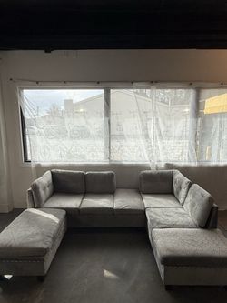 L-shaped sectional sofa with velvet upholstery and a fold-down chaise lounge, plus a storage footstool, suitable for the living room (Grey)  💰450$