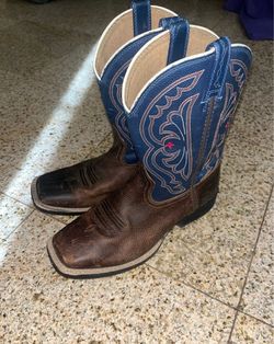 Youth Ariat cowboy boots size 3