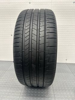 One LikeNew tire Pirelli 275/35/22 #1177