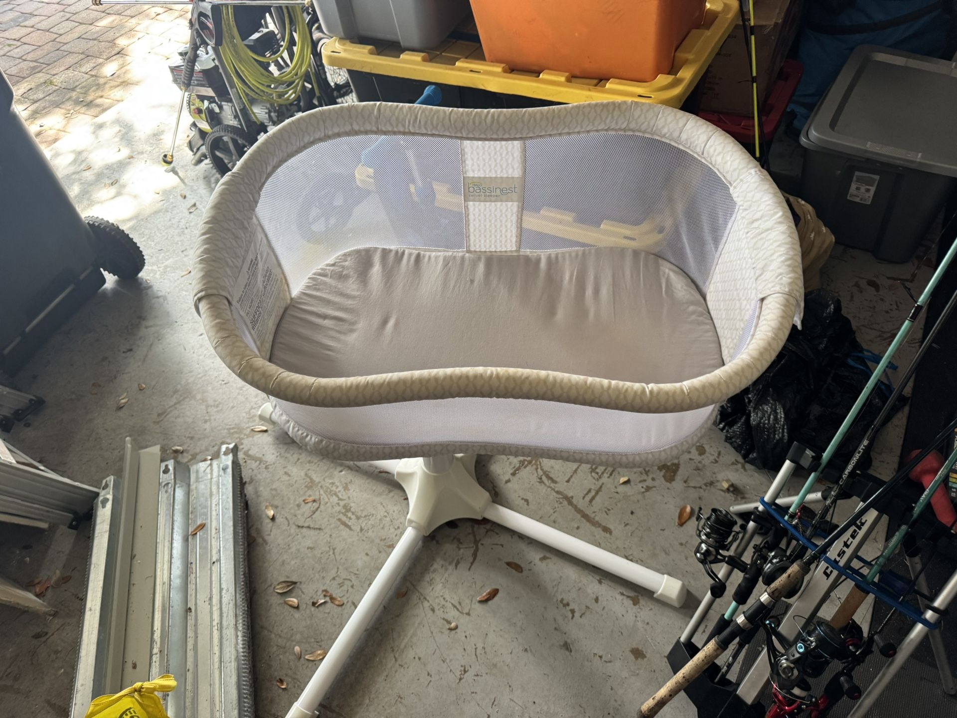 Halo bassinet swivel sleeper