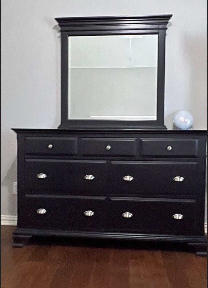 Dresser With Mirror 