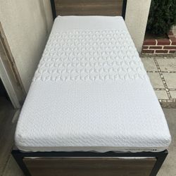 CAMA TWIN SZ DE METAL Y MADERA CON COLCHÓN MEMORY FOAM 13” USADA COMO NUEVA NO NECESITA BOX SPRING 