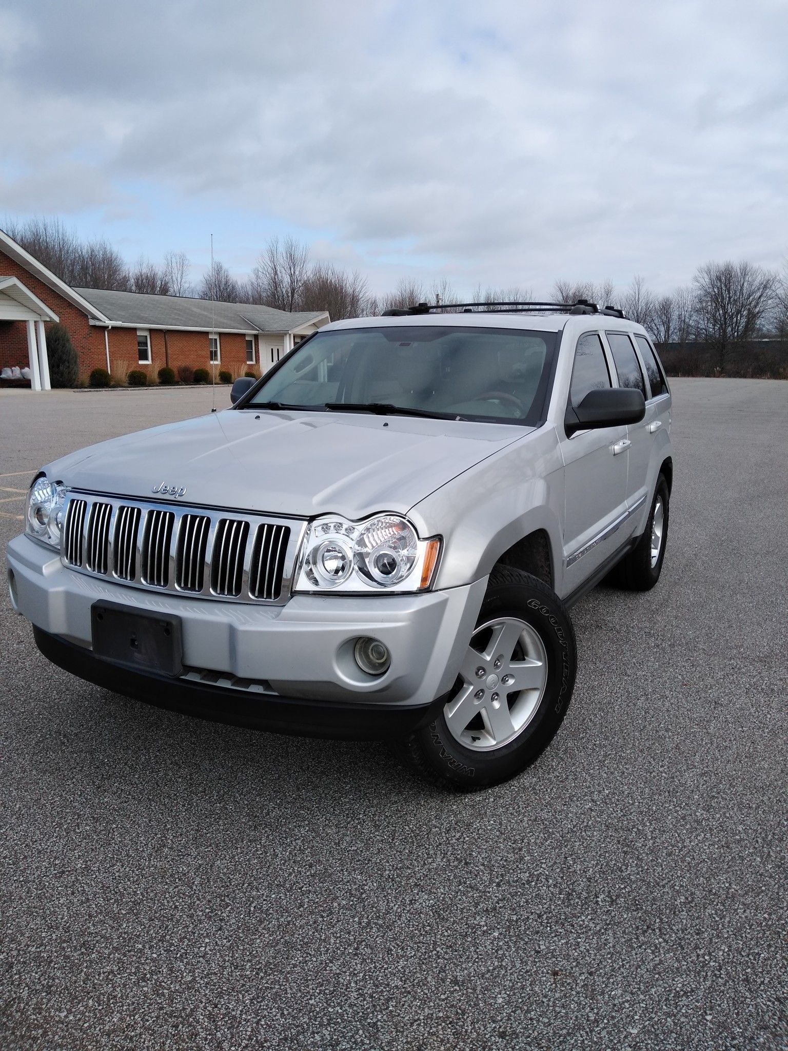 Very clean 2006 Jeep Grand Cherokee 5.7l Hemi for Sale in Columbia ...