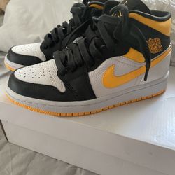 Women’s Air Jordan Mid SE