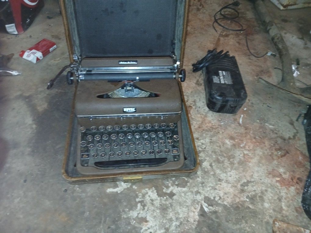Vintage 1946 Royal Quiet Deluxe Typewriter