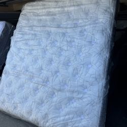 California King Size Bed Mattress King Koil Intimate Medium Firm Euro Top Pillow Serta Sealy Stearns & Foster Beautyrest Black Aireloom Kluft Tempur