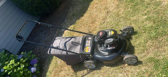 Yard machine, Lawnmower, mower like new