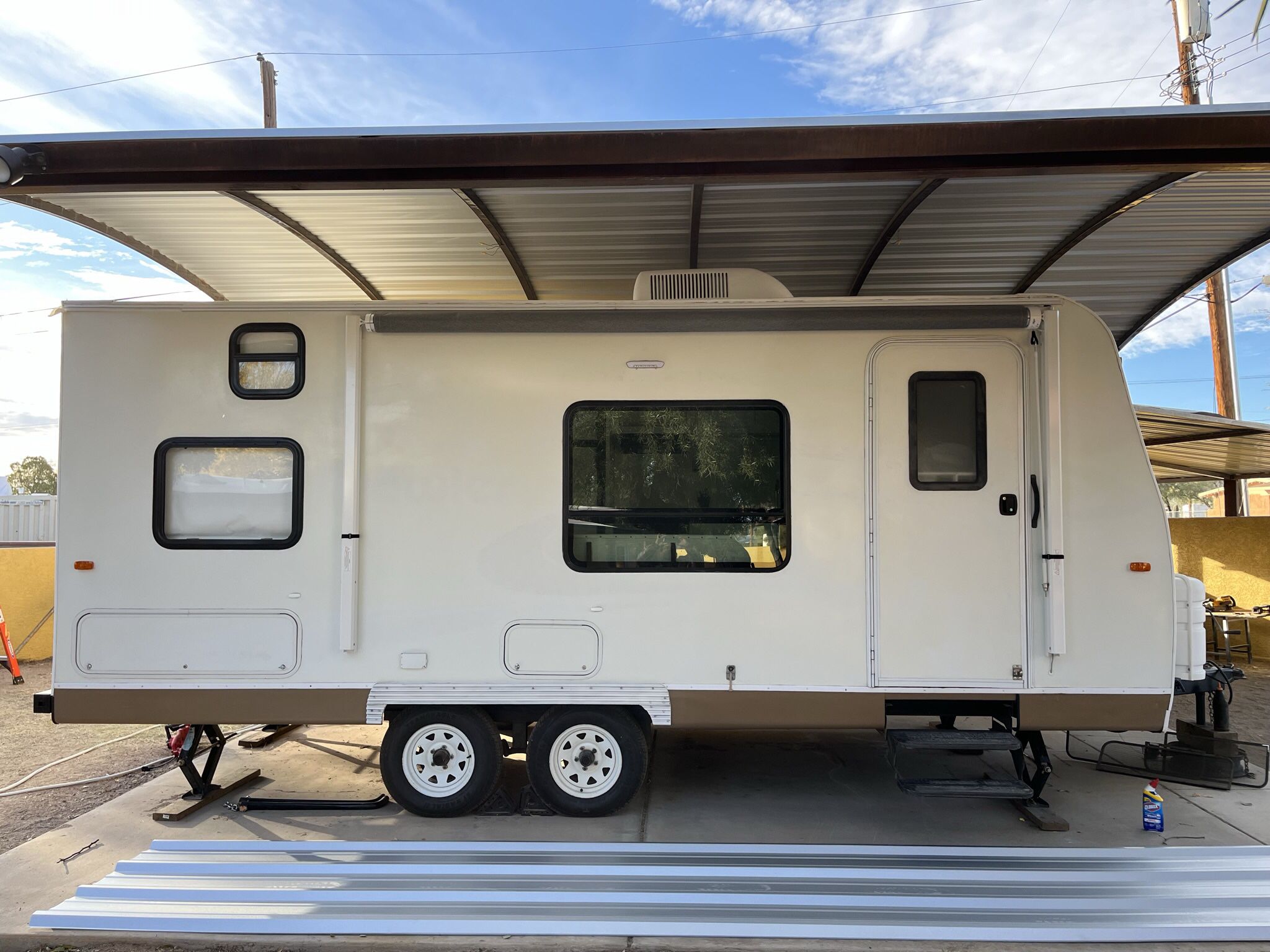 2005 Fleet wood    19’ livable 23’ total to hitch Prowler