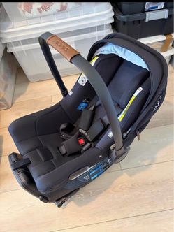 Excellent Condition Nuna Pippa car seat with base
