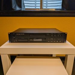 FOR PARTS - TASCAM CS-200i Professional Rack-Mount iPod CD Player
