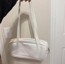 White faux leather bag with adjustable strap #leatherlook #fashion