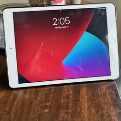 32 GB iPad 8th Gen. Great Condition!! Free Case and screen protector