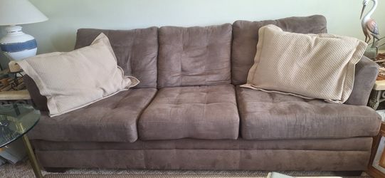 Sofa With 2 Pillows