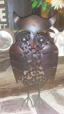 Metal owl decor