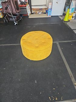 Free ottoman with wheels