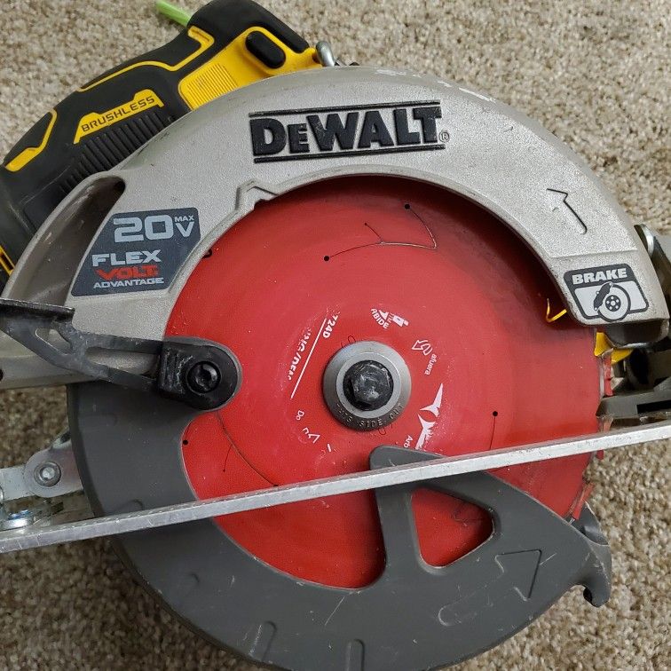 DEWALT DCS573 20V MAX Cordless Brushless 71/4" Circular Saw w/ 20V 4AH