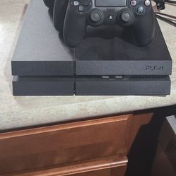 Ps4 With 3 Controllers 