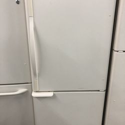 18 Cubic Foot Bottom Freezer Refrigerator With Ice Maker 