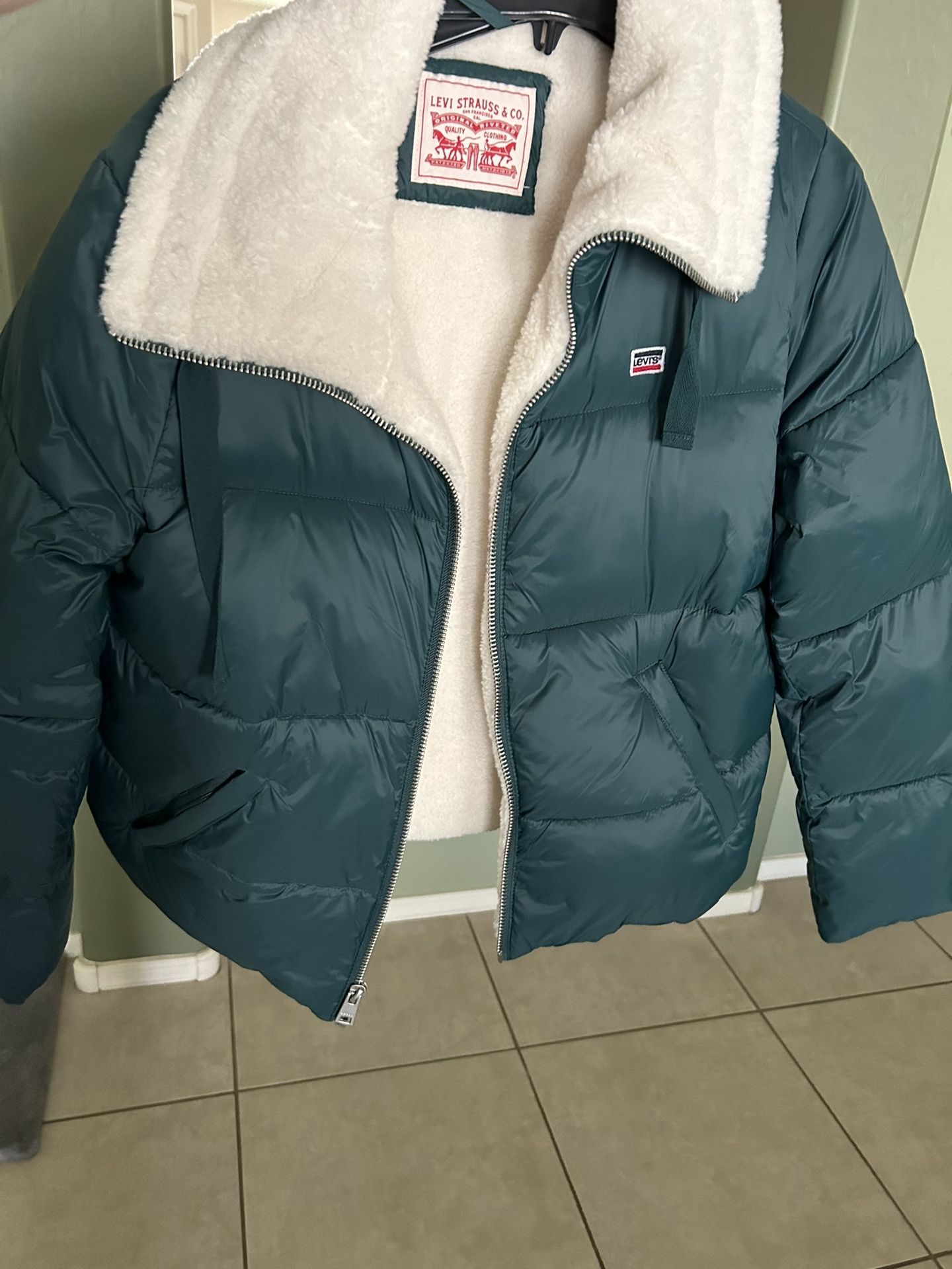 Levi’s Women’s Puffer Jacket/coat (Large) - Great Condition