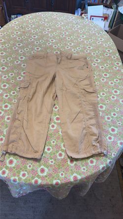 Women’s caramel color size 6 capri pants